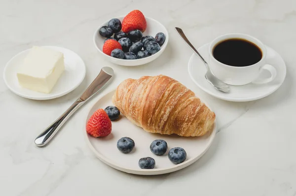 Delicioso desayuno con café fresco, cruasanes frescos y berr — Foto de Stock