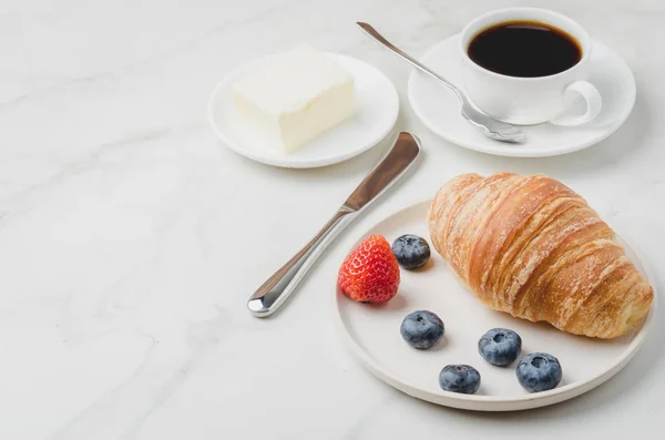 Delicioso café da manhã com café fresco, croissants frescos e berr — Fotografia de Stock