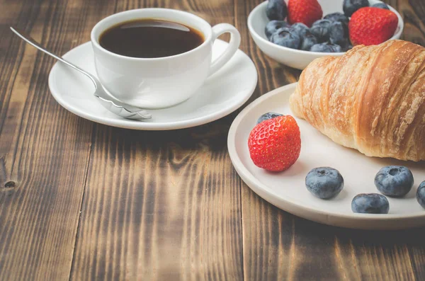 Delicioso café da manhã com xícara de café e croissant com fresco — Fotografia de Stock