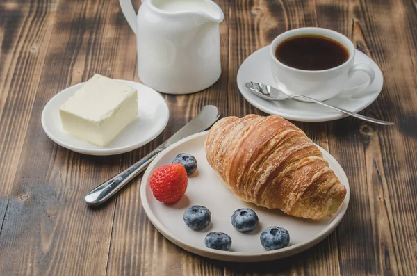 Delicious breakfast with fresh berries. Coffee cup, creamer and — Stock Photo, Image