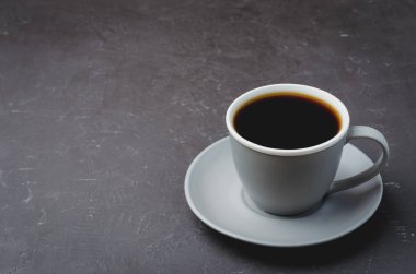 Koyu kahve kaplı gri bir fincan. Seçici odak ve