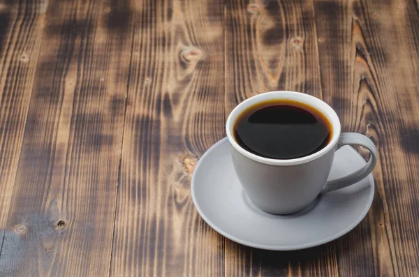 Gelas abu-abu dengan kopi hitam di atas meja kayu gelap. fo selektif — Stok Foto