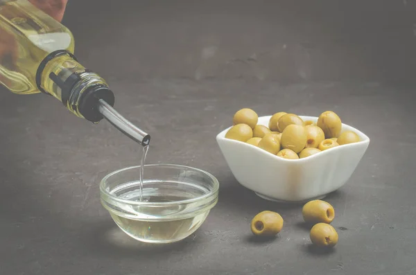 Olio Oliva Versato Dalla Bottiglia Ciotola Olive Fresche Piatto Ceramica — Foto Stock