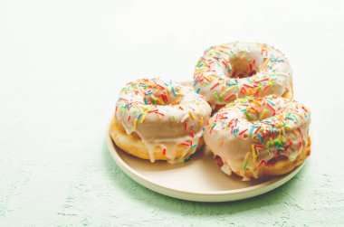 Donatlar. Beyaz jöleli iştah açıcı bir tabak. Taze pas.