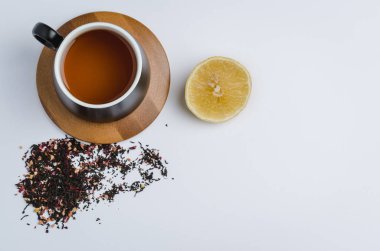 Bambu destekli, limonlu ve kurutulmuş siyah fincanda meyve çayı.