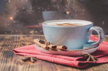 Eggnog. Geleneksel Noel kokteyli Cinnam 'la mavi bardakta