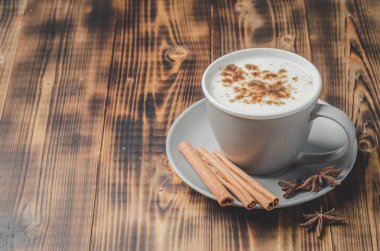 Eggnog. Geleneksel noel kokteyli bir fincan ve tarçın.