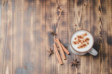 Eggnog. Geleneksel Noel kokteyli ve tarçın çubukları