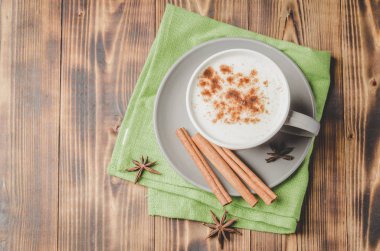 Eggnog. Tarçınlı bardakta geleneksel noel kokteyli.