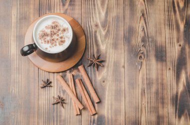 Eggnog. Geleneksel noel kokteyli siyah bir kupada bambo üzerinde