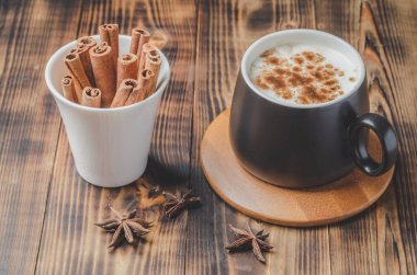 Eggnog. Siyah ve beyaz bardakta geleneksel Noel kokteyli. 