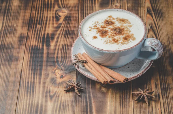 Eggnog. Geleneksel noel kokteyli bir fincan ve tarçın.
