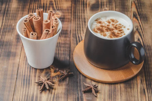 Eggnog. Traditional christmas cocktail in a black mug and white — Stock Photo, Image