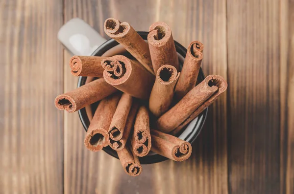 Tarçın çubukları. Üst Manzara. Baharat. Tarçınlı çubuklar bardakta
