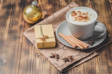 Eggnog. Geleneksel Noel kokteyli, tarçınlı çubuklar şekerleme.