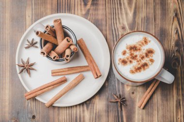 Eggnog. Tarçınlı bardakta geleneksel noel kokteyli.