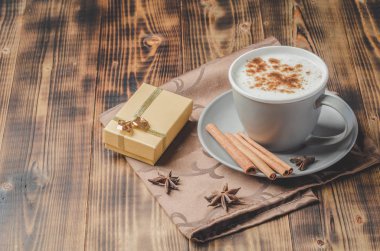 Eggnog. Tarçın çubukları, anason ve ahşap masa üzerinde küçük bir kutuyla geleneksel noel kokteyli..