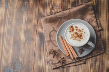 Eggnog. Tarçınlı bardakta geleneksel noel kokteyli.