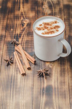 Eggnog. Geleneksel Noel kokteyli ve tarçın çubukları