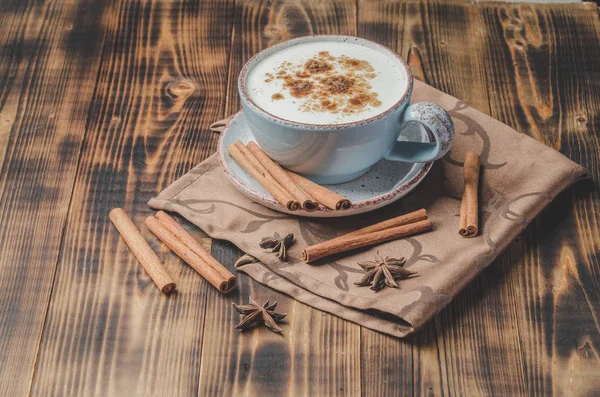 Eggnog. Traditional christmas cocktail in a cup and cinnamon sti — Stock Photo, Image