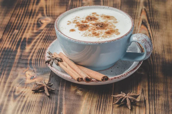 Eggnog. Traditional christmas cocktail in a cup and cinnamon sti — Stock Photo, Image
