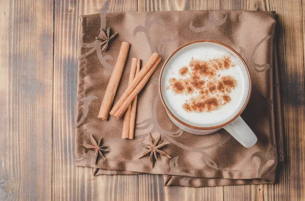 Eggnog. Traditional christmas cocktail and cinnamon sticks on wo — Stock Photo, Image