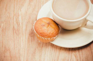 Kahveli kek, ahşap desenli arka plan. Üst görünüm ve c