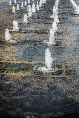 Çeşmenin üzerindeki çeşme / su şeklindeki güçlü su püskürtüleri.