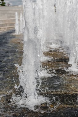 Yerden su fışkırıyor. Su basıncı. Şehir çeşmesi. Jet