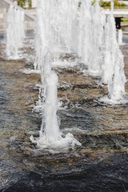 Çeşme / Su basıncından dolayı su fışkırtan jetler. Şehir Çeşmesi. 