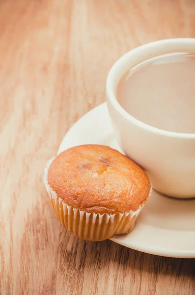 Muffin com café na mesa texturizada de madeira. Fecha a porta. Café bre — Fotografia de Stock
