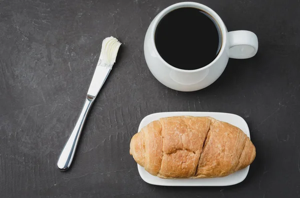 フランスの朝食。黒コーヒーとクロワッサンとホワイトマグカップ — ストック写真