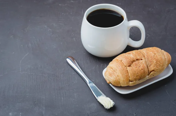 Pequeno-almoço francês. Caneca branca com café preto e croissant com — Fotografia de Stock