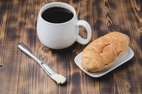 フランスの朝食。黒コーヒーとクロワッサンとホワイトマグカップ — ストック写真