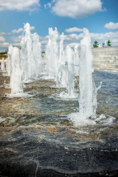 从喷泉/喷泉喷出的水柱喷头b — 图库照片