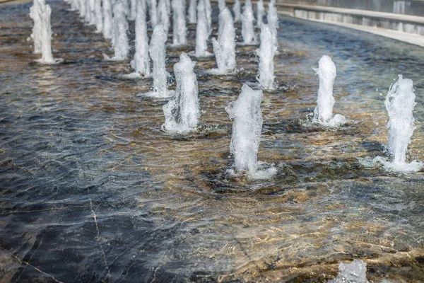 Давление струи воды из фонтана / сильная головка струи воды — стоковое фото