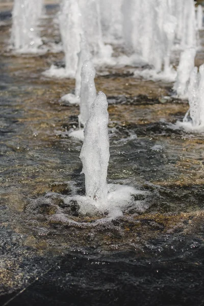 Вода хлещет из земли / давление воды. Городской фонтан Джет — стоковое фото