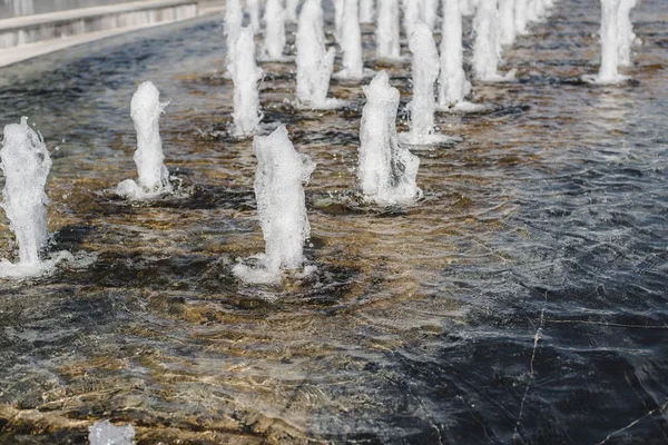 Cabeza de chorros de agua de la fuente / presión del agua. Fuente de la ciudad . — Foto de Stock