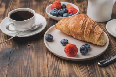 Taze böğürtlenli lezzetli kahvaltı. Kahve fincanı, krema ve... 