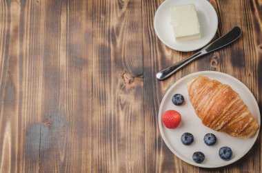 Taze böğürtlenli lezzetli kahvaltı. Çilekli kruvasan.