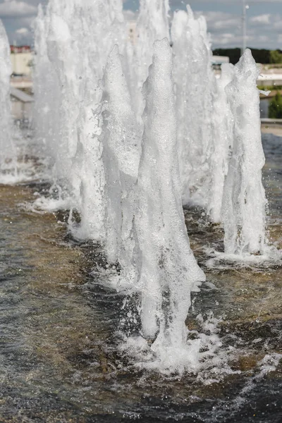 Pressione dell'acqua. Fontana cittadina. Jet bottom. Spray / Forte testa di — Foto Stock