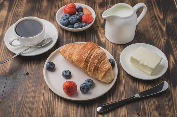 Leckeres Frühstück mit frischen Beeren. Kaffeetasse, Milchkännchen und — Stockfoto