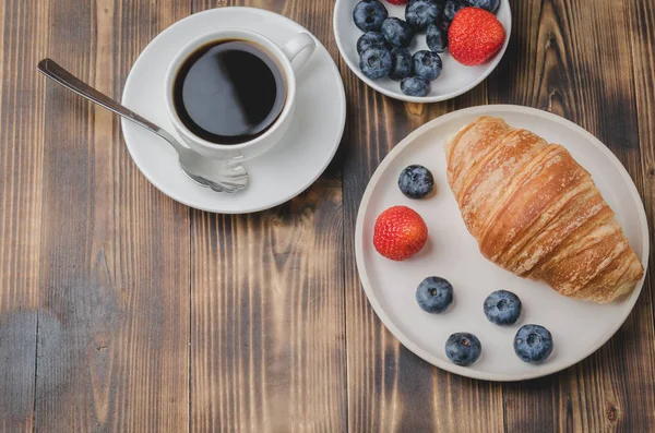 Xícara Café Croissant Com Bagas Tigela Branca Faca Manteiga Mesa — Fotografia de Stock