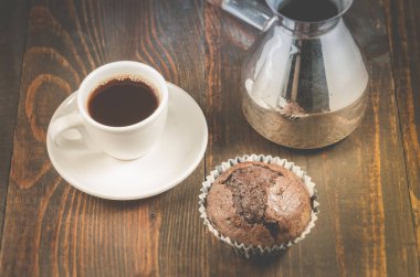 Çikolatalı kekler, beyaz fincanlar ve Türkler / çikolatalı kekler, beyaz fincanlar ve ahşap arka planda Türkler, üst manzara