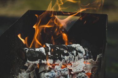 Izgarada yakılacak odun / ızgarada yakılacak odun