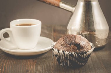Çikolatalı kekler, kahve fincanları ve Türkler / çikolatalı kekler, kahve fincanları ve Türkler tahta, seçici bir odak noktası
