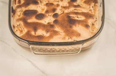 Mermer bir arka plan, üst görünüm ve kopyalama üzerinde cam palette elma ile elmalı Rustik bohça keki