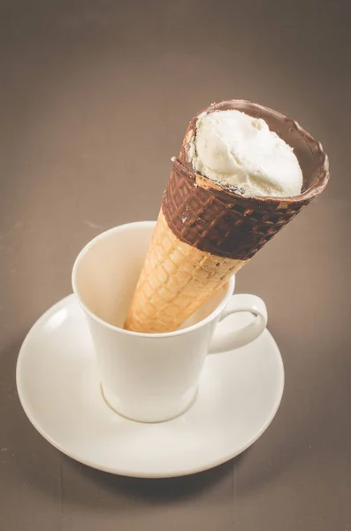 Παγωτό Ένα Λευκό Κύπελλο Παγωτό Κώνο Σοκολάτα Ένα Λευκό Κύπελλο — Φωτογραφία Αρχείου