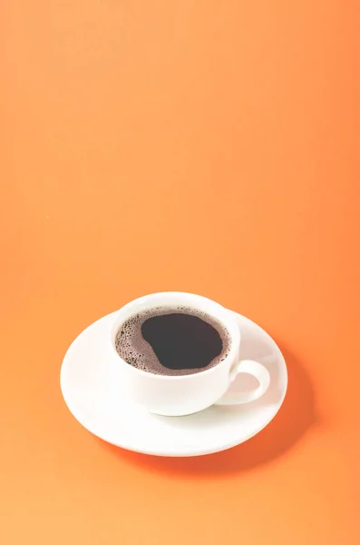 Cangkir Putih Dengan Piring Pada Cangkir Espresso Warna Oranye Dengan — Stok Foto
