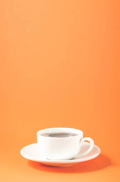 Cangkir Putih Dengan Piring Atas Cangkir Espresso Warna Oranye Dengan — Stok Foto